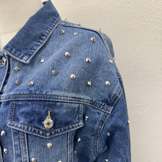 Denim jakke med nitter og lommer - Tusind Tanker