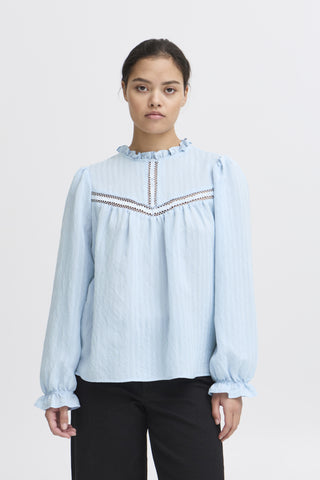 Sassy bluse i farven Cashmere Blue